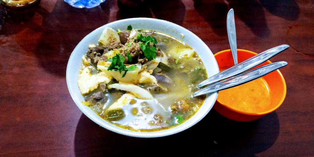 nyobain kuliner legendaris Malang - Seporsi Soto Ayam