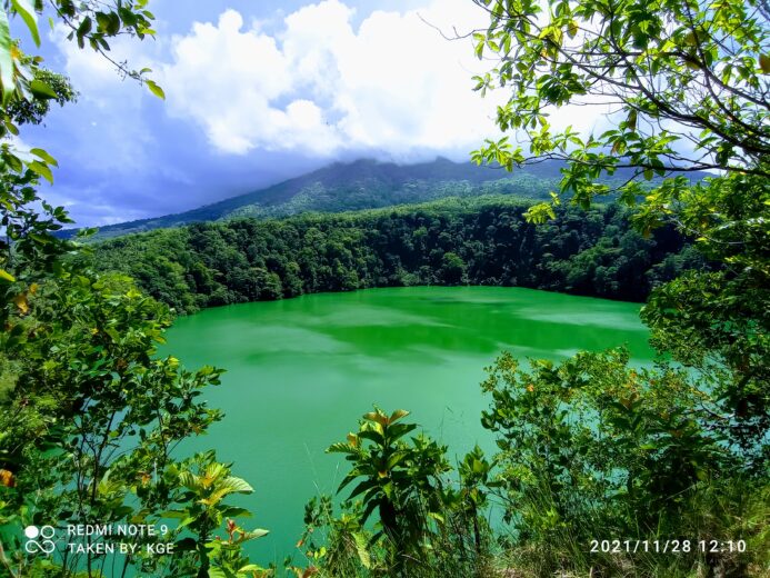 Solo Traveling Ternate - Pemandangan Danau Tolire Besar
