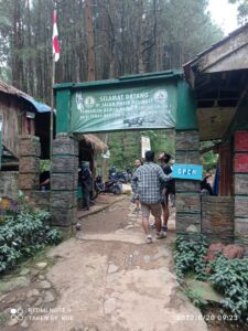 Pendakian Kawah Ratu Gunung Salak via Pasir Reungit - Pintu Masuk Registrasi
